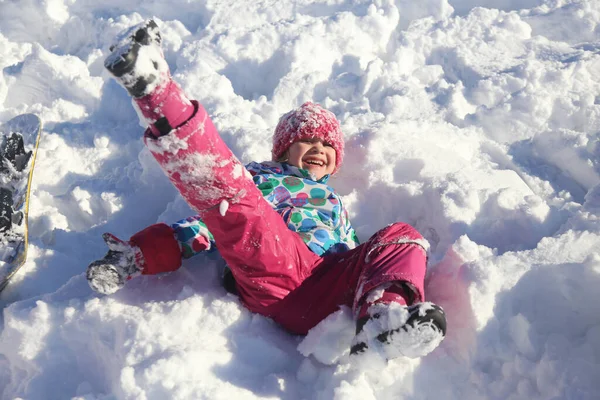 Маленька Дівчинка Грає Снігу Зимовий Час — стокове фото