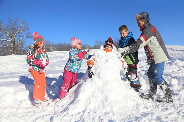 Grupa Dzieci Bawiących Się Śniegu Okresie Zimowym — Zdjęcie stockowe