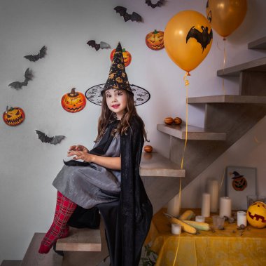 Cadılar Bayramı için balkabaklı kostümlü küçük kız..