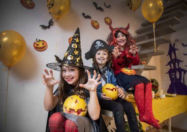 Çocuklar cadılar bayramında tavan arasında oynuyorlar.