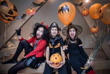 Çocuklar cadılar bayramında tavan arasında oynuyorlar.