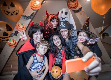 Büyük aile cadılar bayramı kostümlerinde selfie yapar.