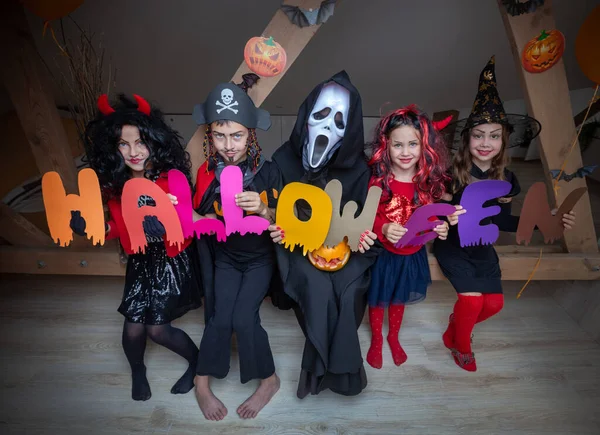 Kinderen Die Thuis Zolder Spelen Een Halloween Vakantie — Stockfoto