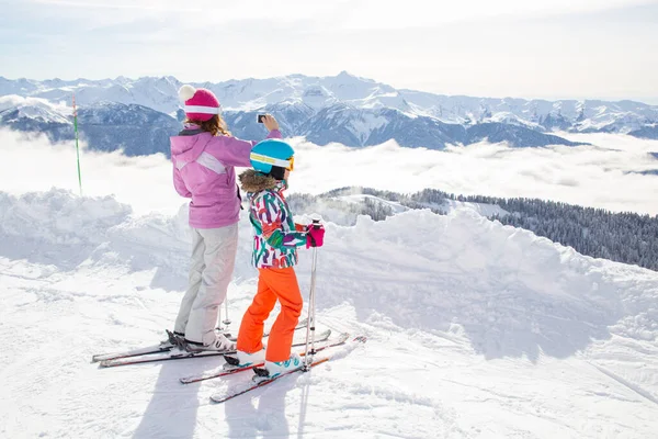 年轻女子带着孩子在滑雪场滑雪 — 图库照片