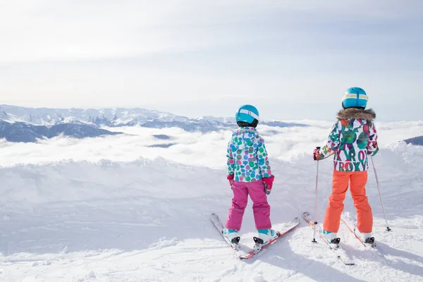 Små Flickor Lär Sig Att Åka Skidor Vintern Resort — Stockfoto
