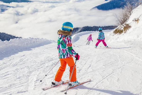 Menina Aprende Esquiar Resort Inverno — Fotografia de Stock