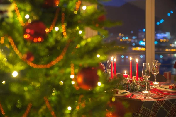Mesa Natal Lindamente Decorada Com Velas Óculos Perto Árvore Natal — Fotografia de Stock