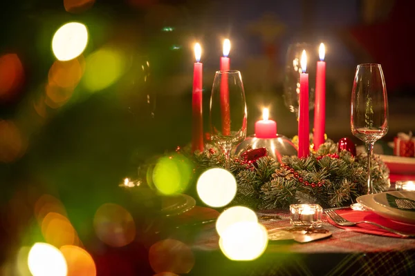 Prachtig Versierde Kersttafel Met Kaarsen Glazen Bij Kerstboom — Stockfoto