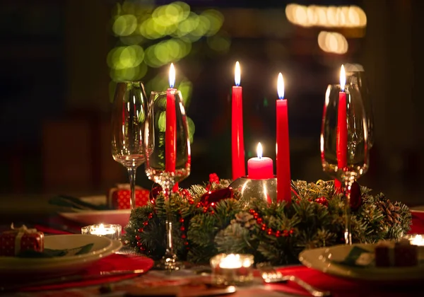 Mesa Navidad Bellamente Decorada Con Velas Vasos Cerca Del Árbol — Foto de Stock