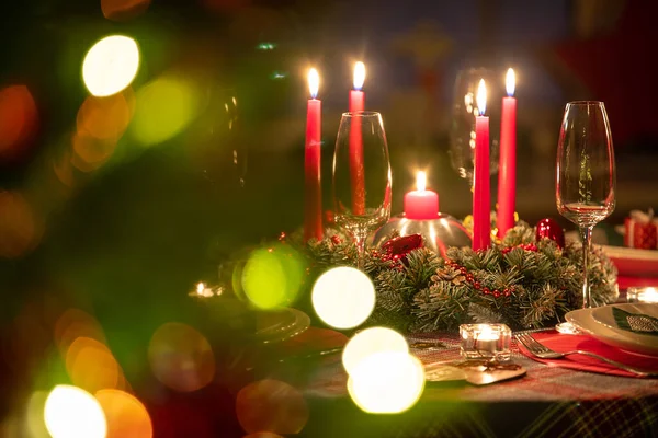 Prachtig Versierde Kersttafel Met Kaarsen Glazen Bij Kerstboom Rechtenvrije Stockfoto's