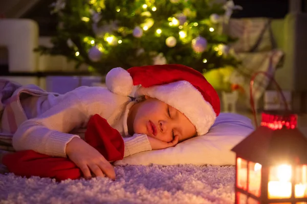 Holčička Dárečkem Spí Pod Vánoční Stromeček — Stock fotografie