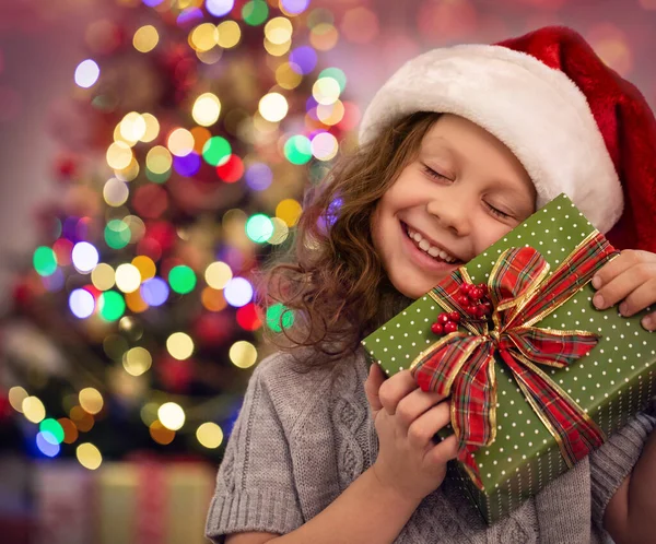Menina Santa Chapéu Com Presentes Perto Árvore Natal — Fotografia de Stock