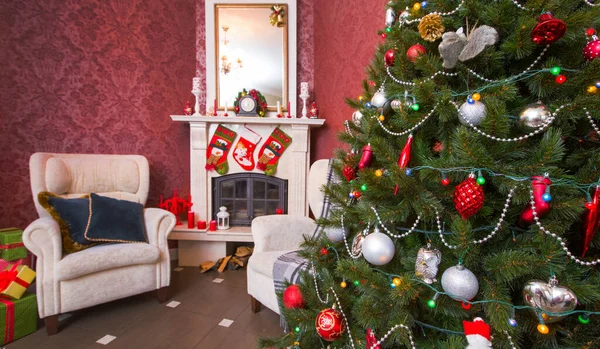 暖炉とクリスマスツリー付きの装飾が施されたアパート — ストック写真