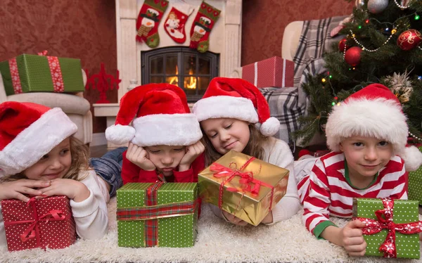 Crianças Comemorando Natal Perto Lareira Sob Árvore Natal — Fotografia de Stock