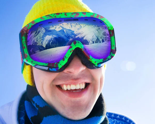 Porträt Eines Jungen Mannes Mit Skimaske Und Spiegelgruppe Von Freunden — Stockfoto