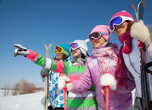 Groep Vriendinnen Hebben Een Goede Tijd Wintersportplaats — Stockfoto