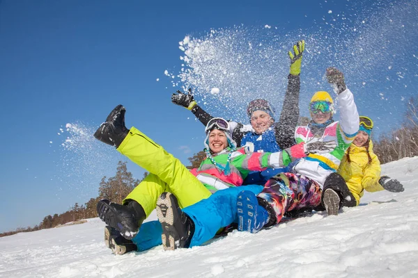 Grupp Vänner Har Bra Tid Vintern Resort — Stockfoto