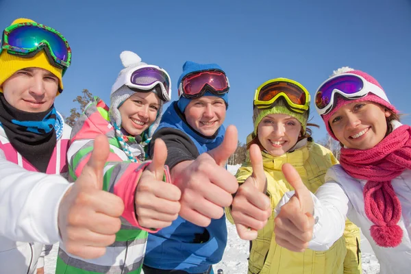 Vriendengroep Hebben Een Goede Tijd Wintersportplaats — Stockfoto