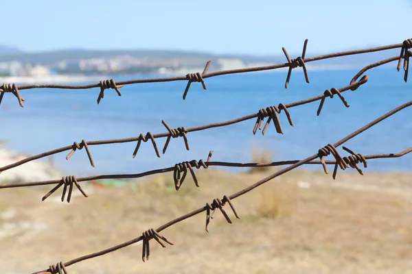 Symbolic View Barbed Wire Fencing Seashore Ecology — Stock Photo, Image