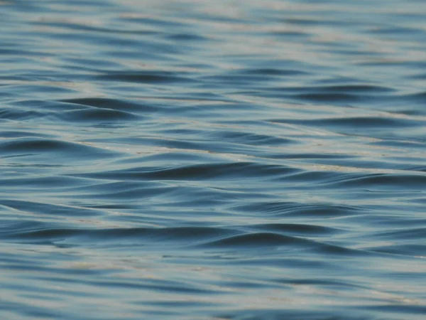 Bella Gamma Sfumature Blu Sulla Superficie Ondulata Dell Acqua Mare — Foto Stock