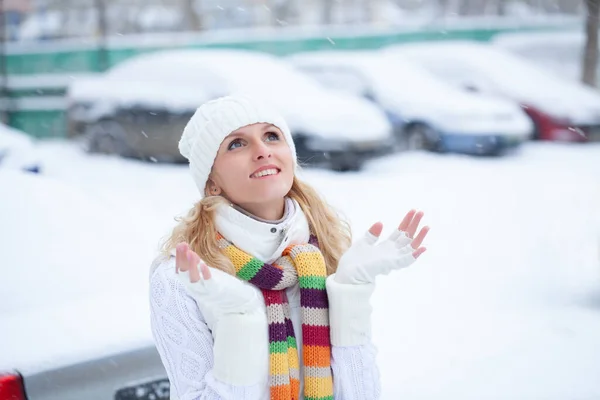 Portrét Mladé Ženy Zimním Oblečení Zasněženém Parku — Stock fotografie