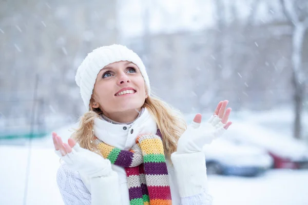 Portrét Mladé Ženy Zimním Oblečení Zasněženém Parku — Stock fotografie