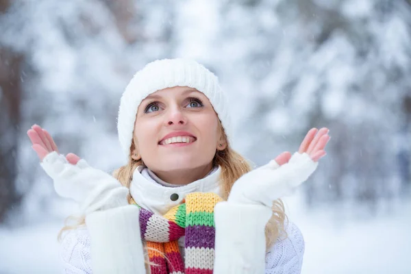 雪の公園の冬服の若い女性の肖像画 — ストック写真
