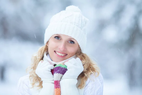 雪地公园里穿着冬衣的年轻女子的画像 — 图库照片