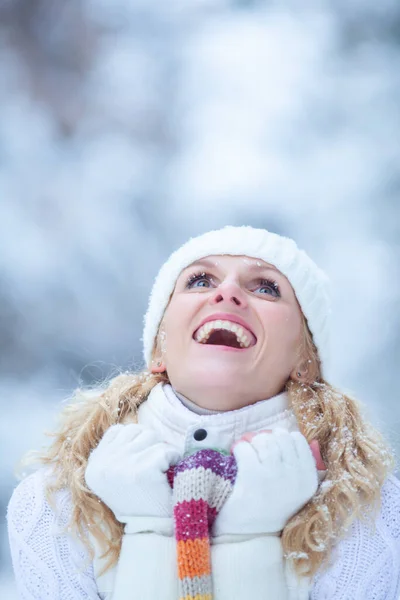 雪の公園の冬服の若い女性の肖像画 — ストック写真