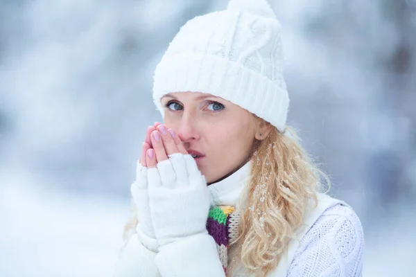 Porträtt Ung Kvinna Vinterkläder Snöig Park — Stockfoto