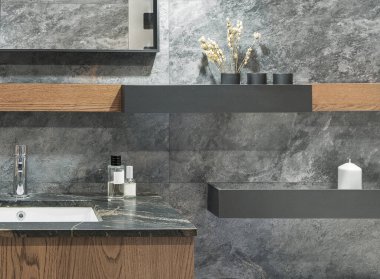 modern banyo içi siyah / gri renklerle