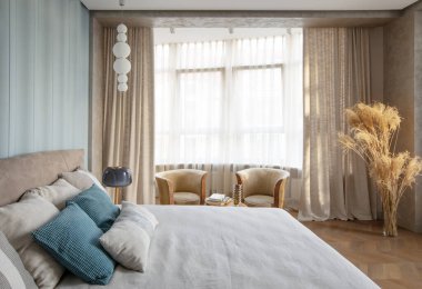 Koltukları ve tekstil dekorları olan modern yatak odası.