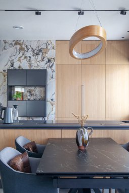 Modern dairede masası olan bir mutfak.