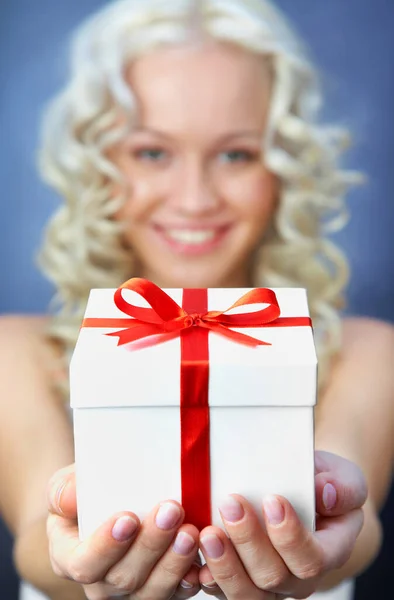 Bela Jovem Loira Menina Com Presentes Sorrisos Para Cartão Natal — Fotografia de Stock