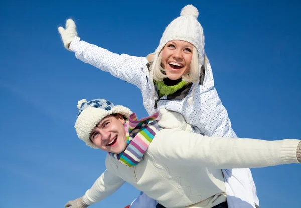 Atractiva Pareja Joven Divirtiéndose Invierno — Foto de Stock