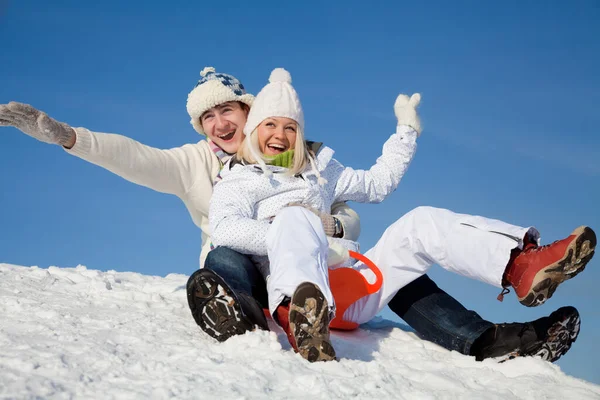 Jovem Casal Divertindo Inverno Estação Esqui — Fotografia de Stock