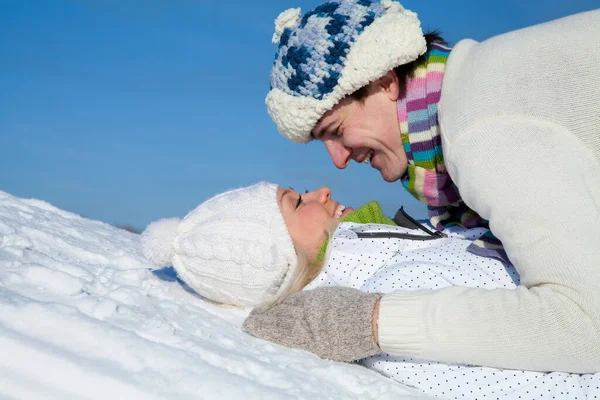 Jong Paar Spelen Kussen Sneeuw Heuvel Winter — Stockfoto