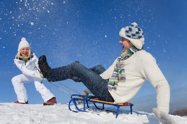 年轻夫妇在滑雪胜地度过了愉快的冬季 — 图库照片