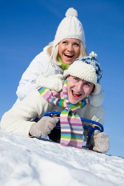 Jong Paar Met Plezier Rijden Een Slee Een Besneeuwde Heuvel — Stockfoto