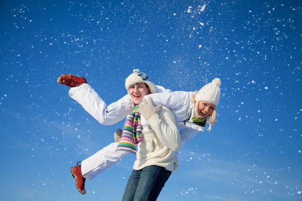 Νεαρό Ζευγάρι Που Διασκεδάζουν Χειμώνα Στο Χιονοδρομικό Κέντρο — Φωτογραφία Αρχείου