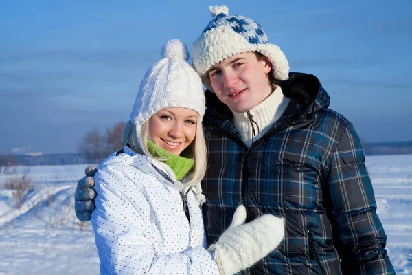 Çekici Genç Çift Kış Tatilinde Eğleniyor — Stok fotoğraf