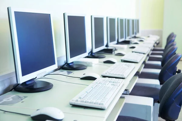 Laboratório Informática Com Uma Longa Série Monitores Nas Mesas — Fotografia de Stock