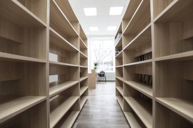 Kitapsız boş raflar.