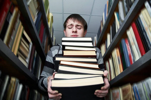 Pojke Student Väljer Många Böcker Biblioteket — Stockfoto