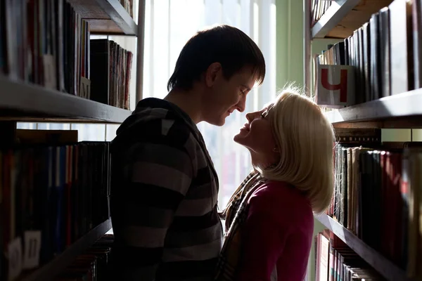 Namoro Jovem Casal Adolescente Biblioteca — Fotografia de Stock