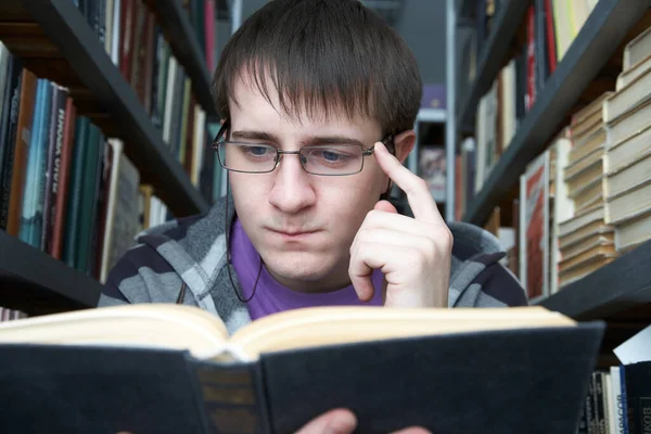 Pojkstudent Läser Bok Biblioteket — Stockfoto