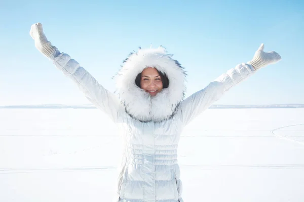 Jovem Mulher Caucasiana Desfrutar Inverno — Fotografia de Stock