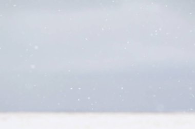 Bulutlu bir gökyüzüne düşen kar taneleri