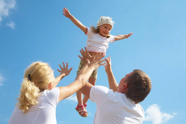 Porträt Eines Jungen Paares Mit Ihrer Kleinen Tochter — Stockfoto