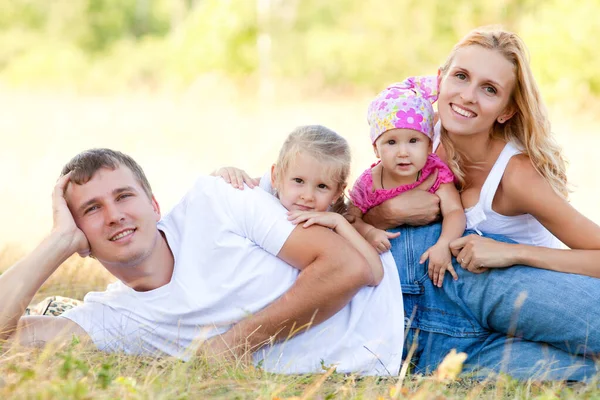 Portrait Jeune Couple Avec Leurs Deux Petites Filles — Photo